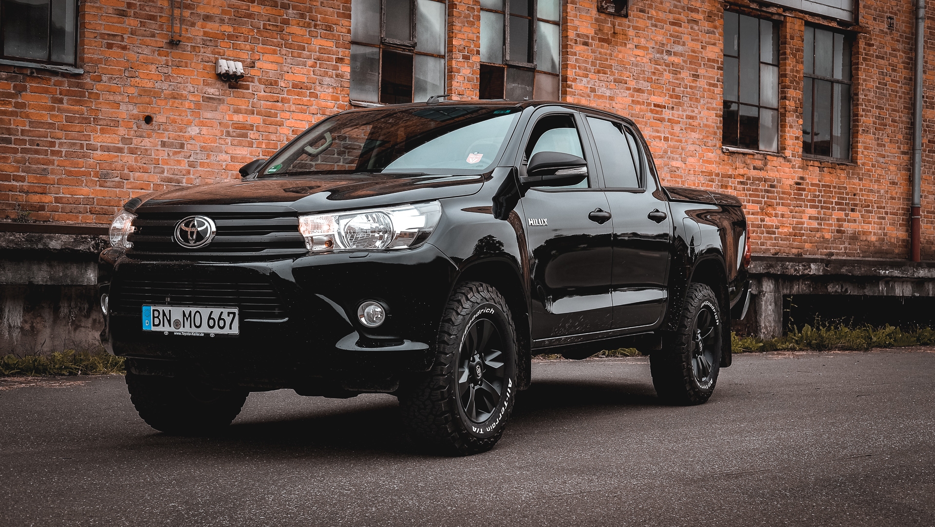 Toyota Hilux Revo schwarz